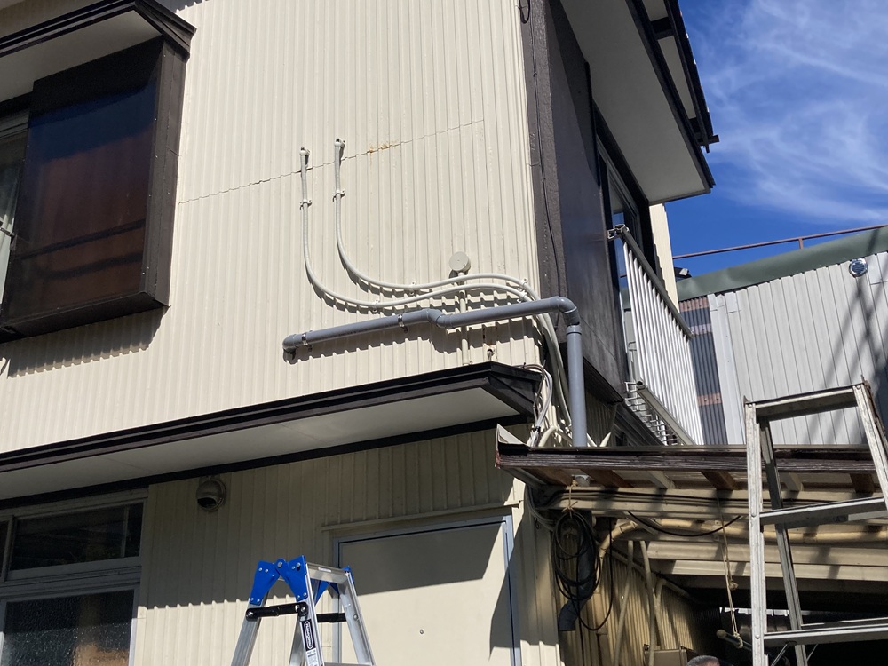 母屋から離れへ引き込んだ配管の様子