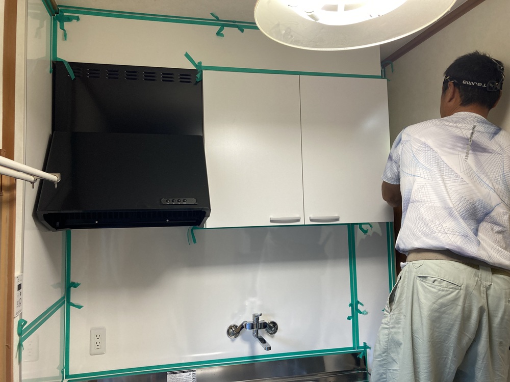 離れ2階でキッチンと換気扇を取り付けている様子