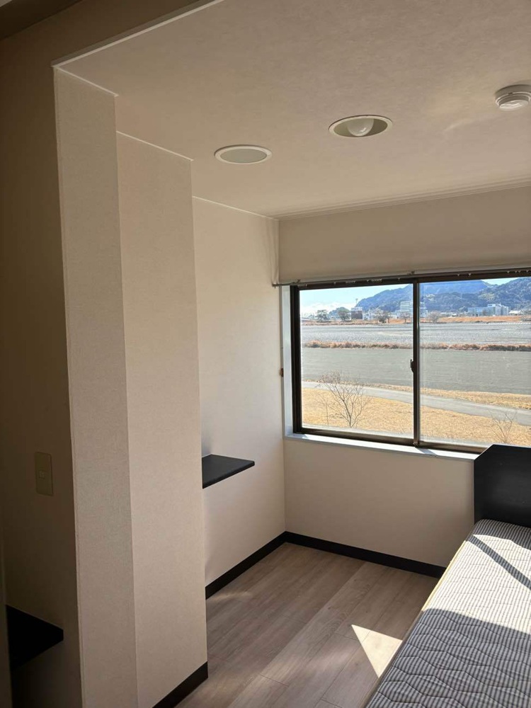 洗面台配管の修繕が完了し、天井と壁が元通りになったマンションのお部屋