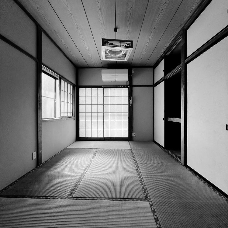 リノベーション前の和室。昔ながらの押入と畳の空間。