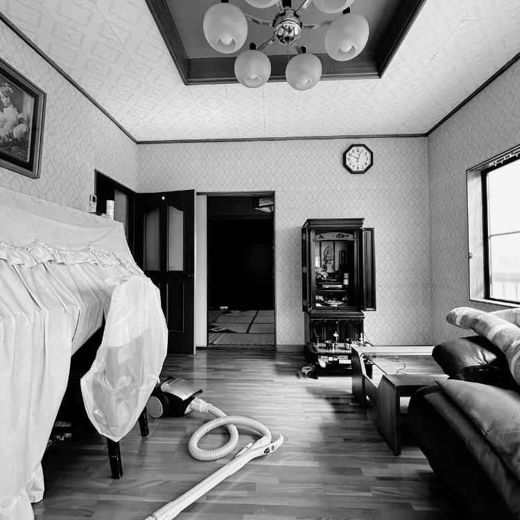 リノベーション前の居室。ピアノや家具が並ぶ空間。