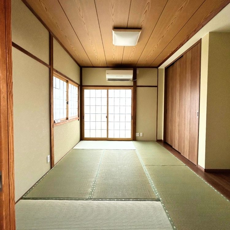 リノベーション後の和室。押入がクローゼットに変わり、内窓と新しい畳で明るく快適に。