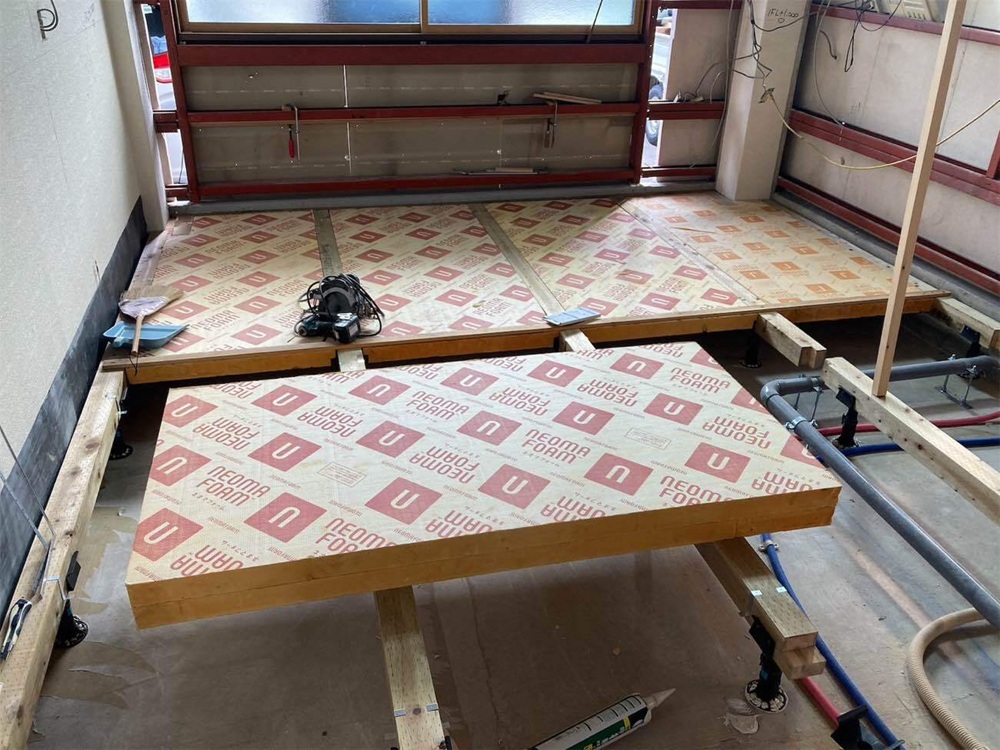 床下に断熱材を施工している工事中の様子