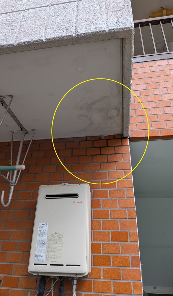 ベランダに設置された壁掛けガス給湯器