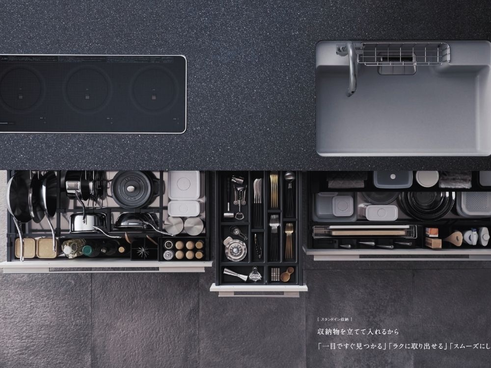調理道具やカトラリーが一目で見渡せるパナソニックのスタンドイン収納。取り出しやすい引き出し収納
