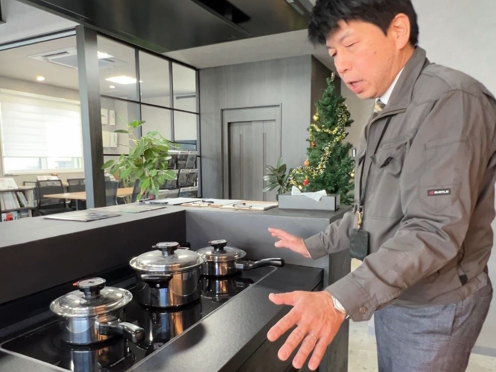 3つの鍋を同時に並べて使えるパナソニックのトリプルワイドIH。調理が同時進行できる使いやすいキッチンの実演風景