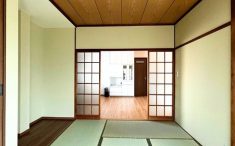 障子を開けることで空間がつながり、キッチンまで光が広がるリノベーション後の和室。