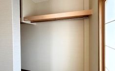 押入からウォークインクローゼットにリノベーションされた空間。オープン仕様ですっきり。