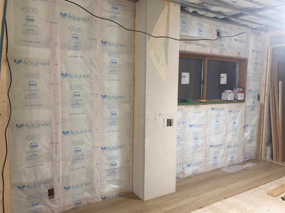 隣の店舗に配慮した遮音シート入り間仕切り壁