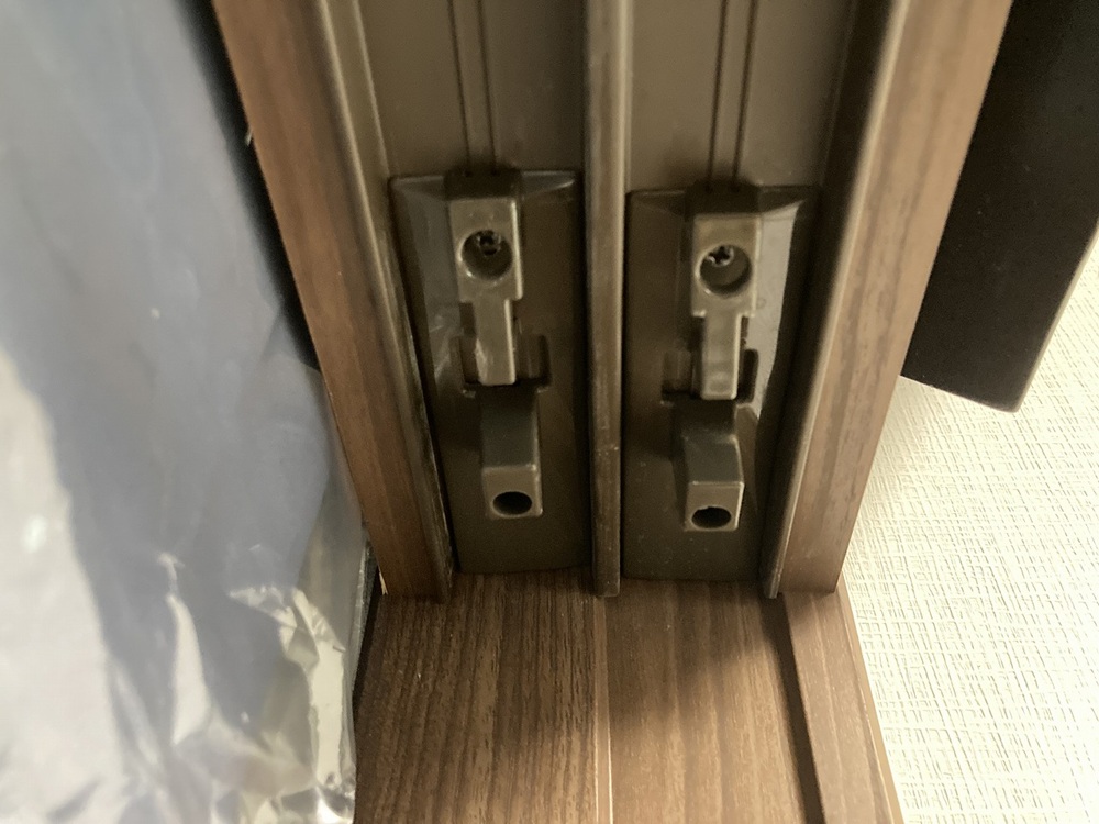 引戸上部のドアストッパーにゴミ詰まりが見られた建具の状態