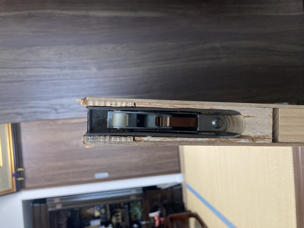 引戸の動きが悪くなり原因を確認している戸車部分の様子