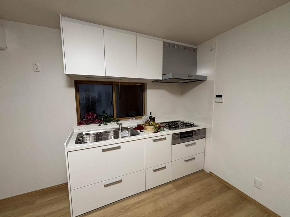 テナントだった空間に新設したキッチン。住まいとして使いやすい配置