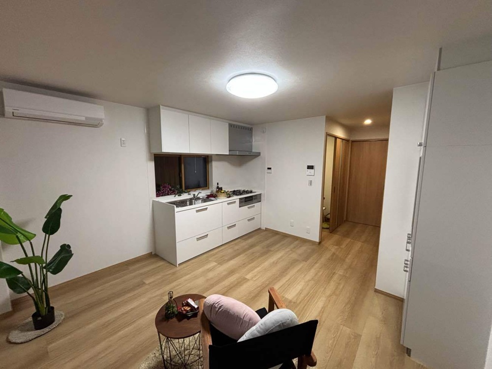 店舗だった1階をリノベーションし、キッチンや収納を備えた明るいLDK空間