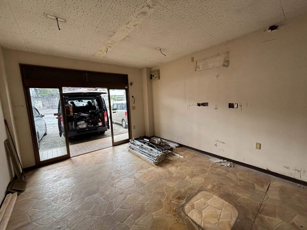 貸店舗として使われていたリノベーション前の1階テナント空間