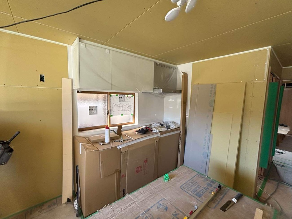 テナント空間に住宅設備を新設している工事中の様子