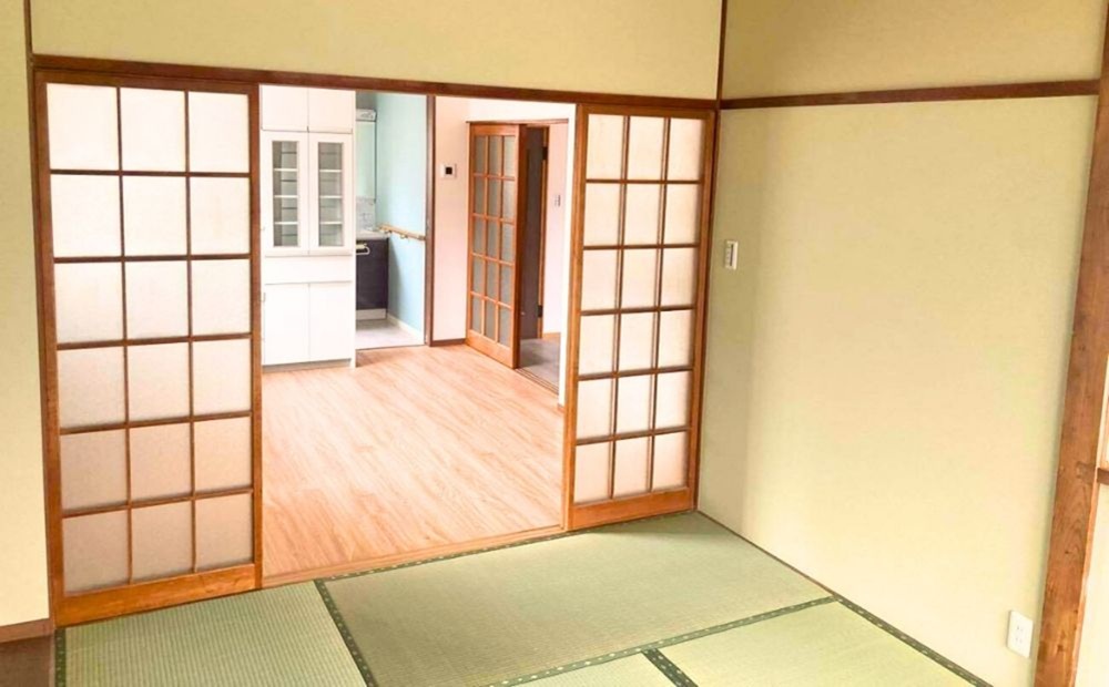 和室からLDK方向を見たリノベーション後の全体写真。障子越しに明るい光が差し込み、空間のつながりと開放感が感じられる一枚です。