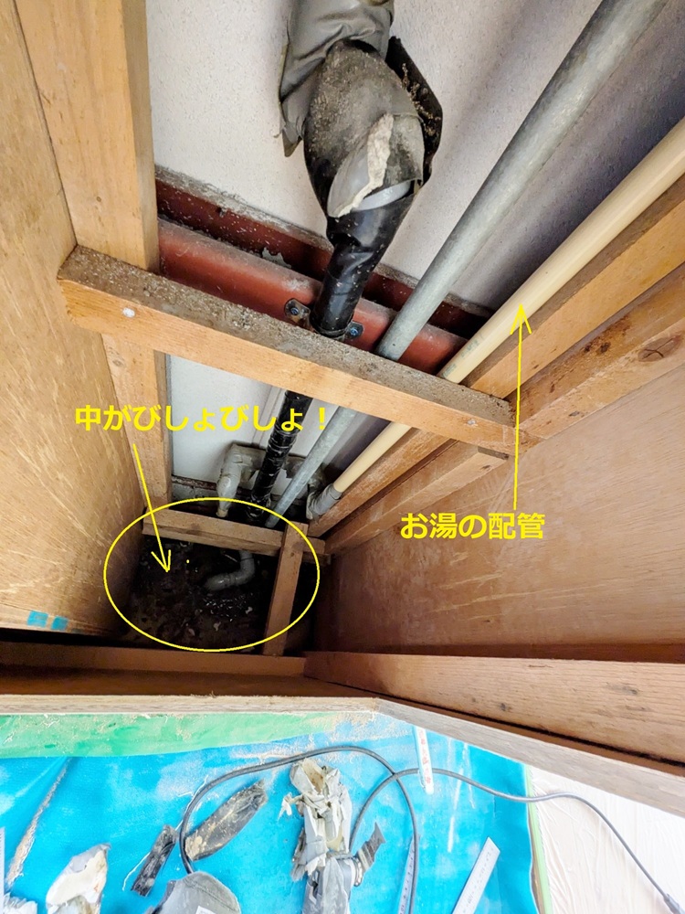 給湯器の裏側にある給湯管と給水管の配管