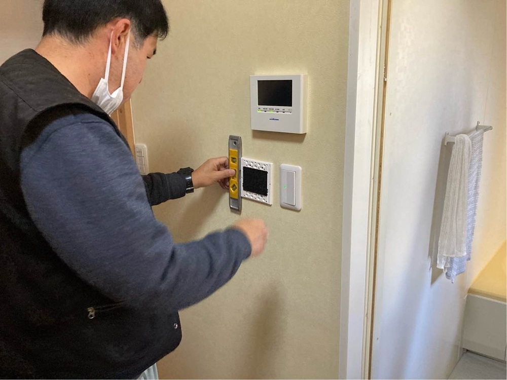 浴室暖房乾燥機の操作パネル設置作業