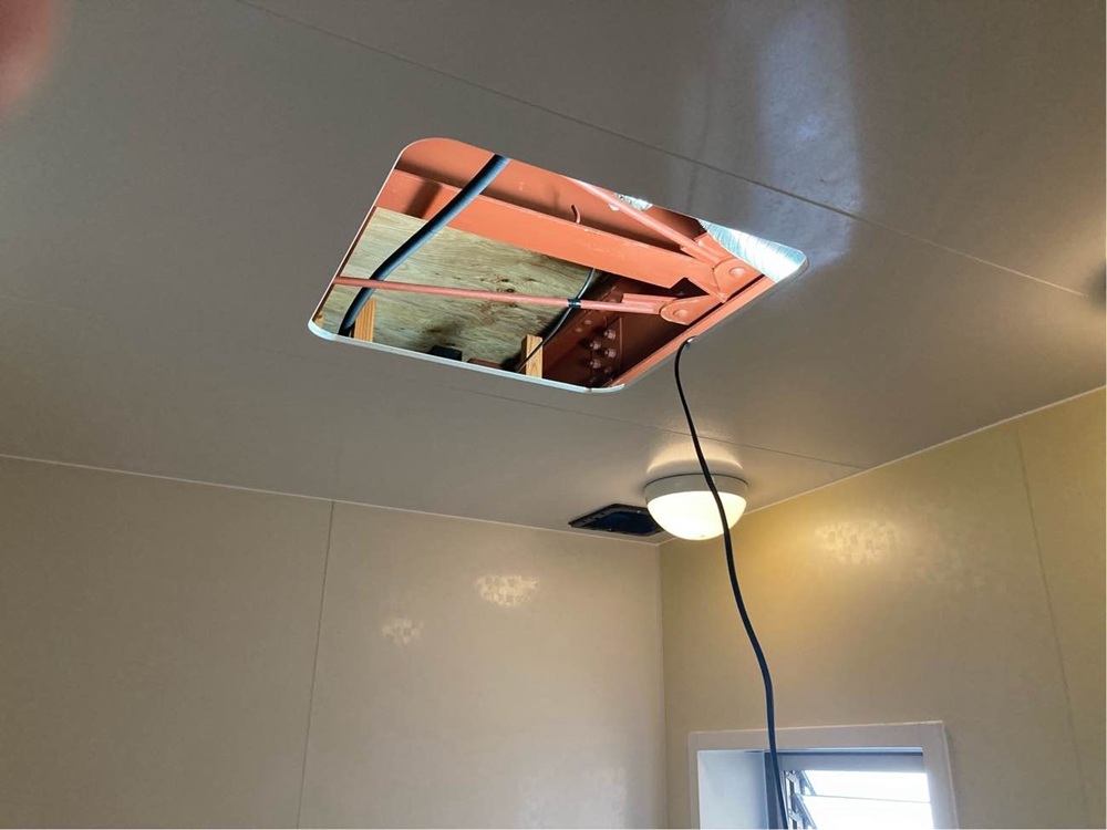 ユニットバス天井を開口し浴室暖房乾燥機設置準備を行う様子