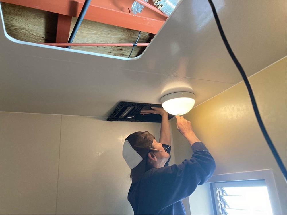 天井補強を行い浴室暖房乾燥機を固定する工事