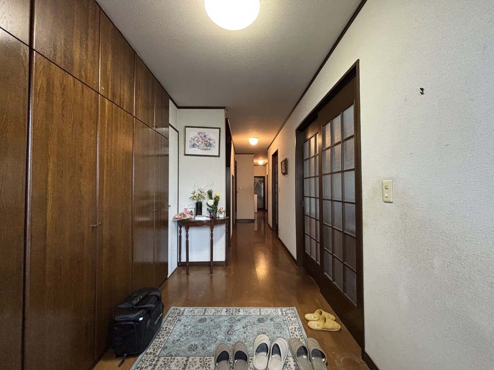 二世帯で暮らしていた実家の廊下と玄関のbefore写真。三世帯リノベーションに向けて、住み慣れた空間を活かしながら計画を進める鉄骨造住宅。