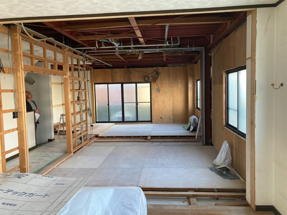 鉄骨造3階建て住宅の解体工事の様子。天井や構造が見える状態から、二世帯から三世帯へ暮らしを広げる実家リノベーションがスタート。