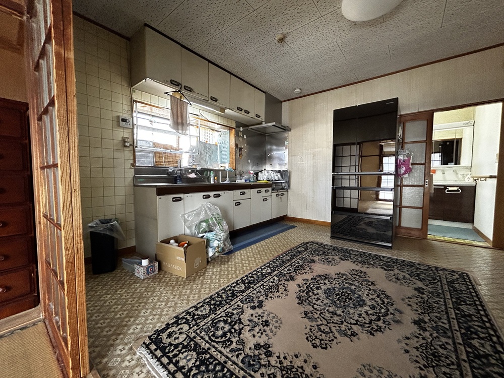 工事前のLDK。広さはあるものの、冬は足元の冷えが気になっていました。