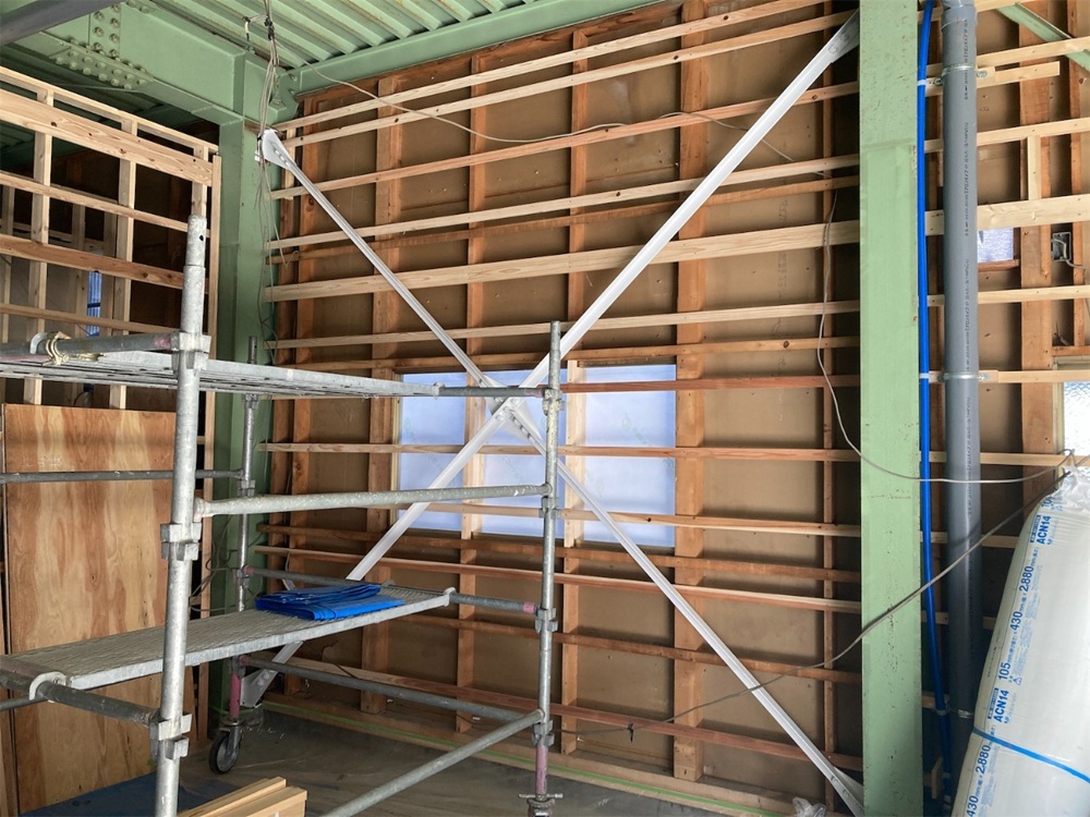 中央に新設した鉄骨ブレースの施工後写真