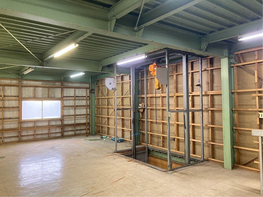 鉄骨造倉庫2階部分の解体中の様子