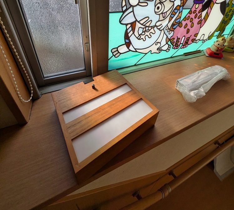 既存の蛍光灯照明器具を取り外した様子