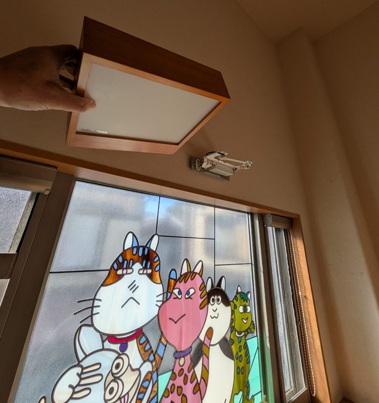 階段室に設置された蛍光灯タイプの照明器具（交換前）