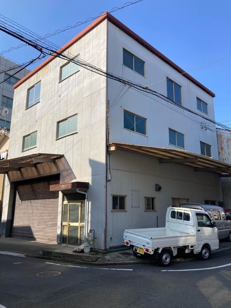 静岡市で中古購入した鉄骨造3階建て倉庫の外観ビフォー写真