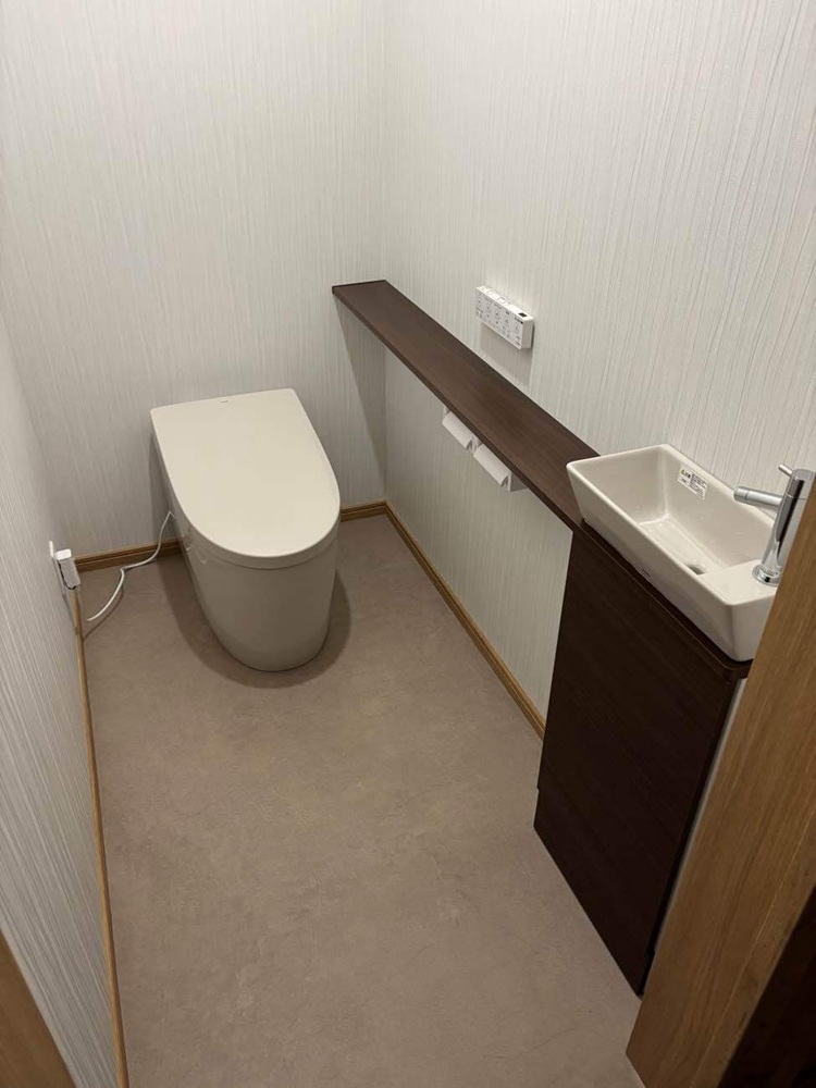 リノベーション後のバリアフリートイレ。手洗いカウンターを備え、明るく使いやすい空間に生まれ変わった静岡市の施工事例です。