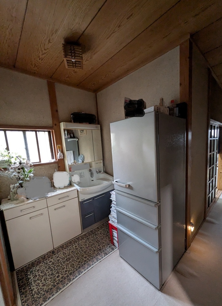 トイレリノベーション工事前の洗面スペース。静岡市の住宅で、隣接する空間を活用して新しいトイレを計画した事例です。