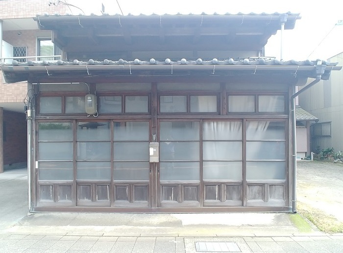 リフォーム前の外観。ガラス面が多く、玄関まわりの防犯や外からの見え方が気になっていた住まいの正面