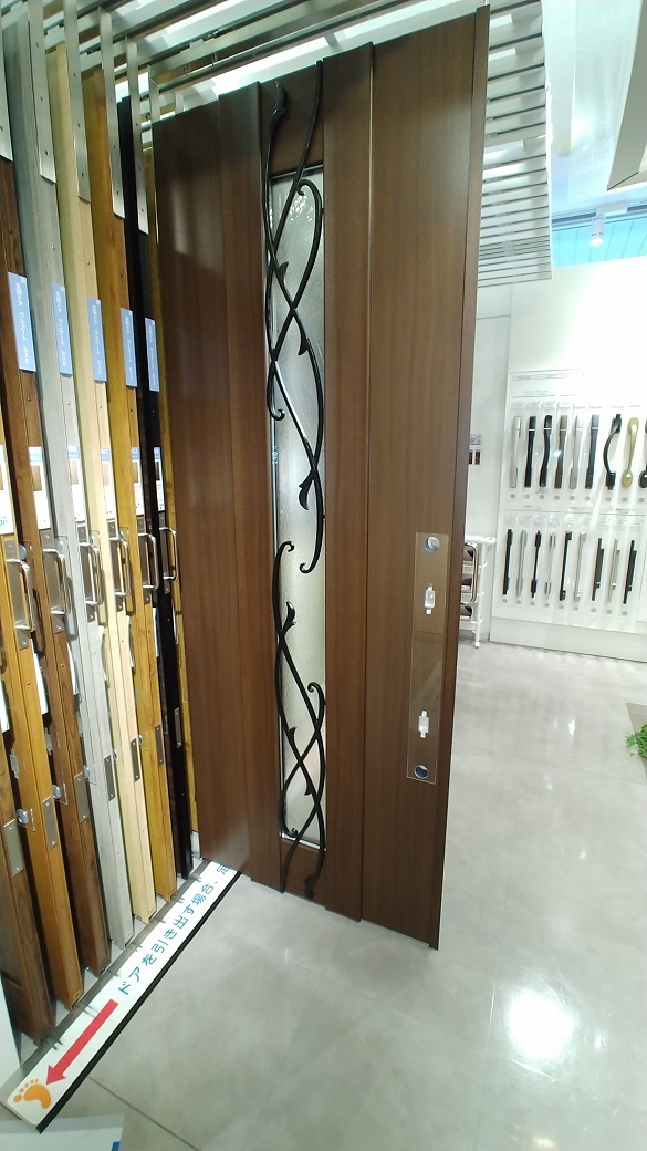 ショウルームに展示された木目調の玄関ドア。デザインや質感を実物で確認しながら選べる玄関リフォームの展示