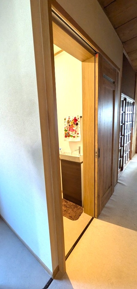トイレの出入口を片引き戸に変更したリノベーション後の様子。出入りしやすさに配慮した静岡市の住宅改修事例です。