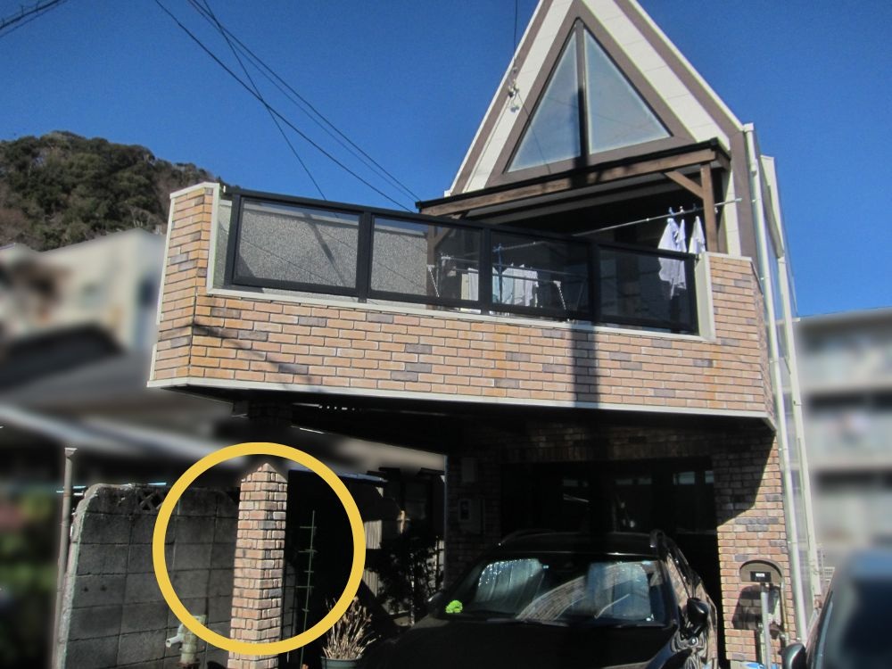 他社で建築された鉄骨造住宅で、補修前の鉄骨柱の位置がわかる外観写真
