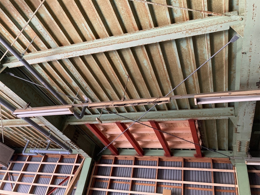 荷物用簡易リフトがあった場所に新たな床をつくる鉄骨造リノベーション工事