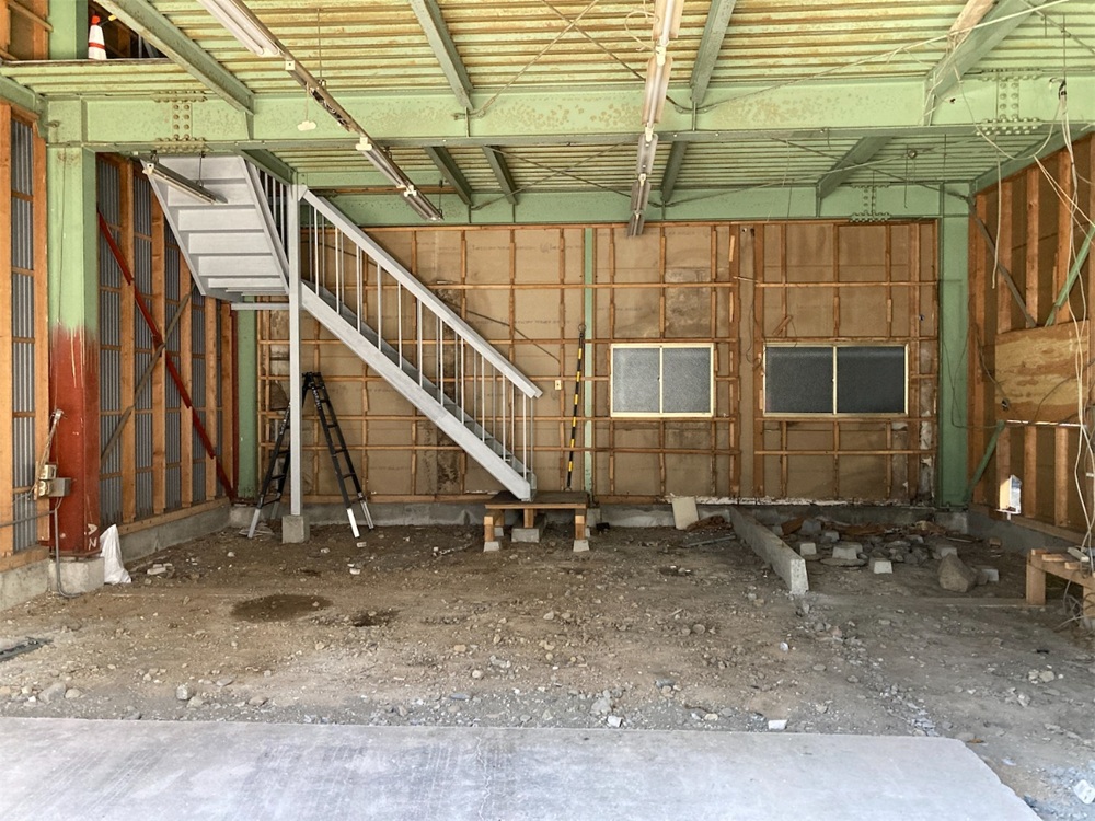 築50年の倉庫を住まいへ変える鉄骨造リノベーション工事中の全景