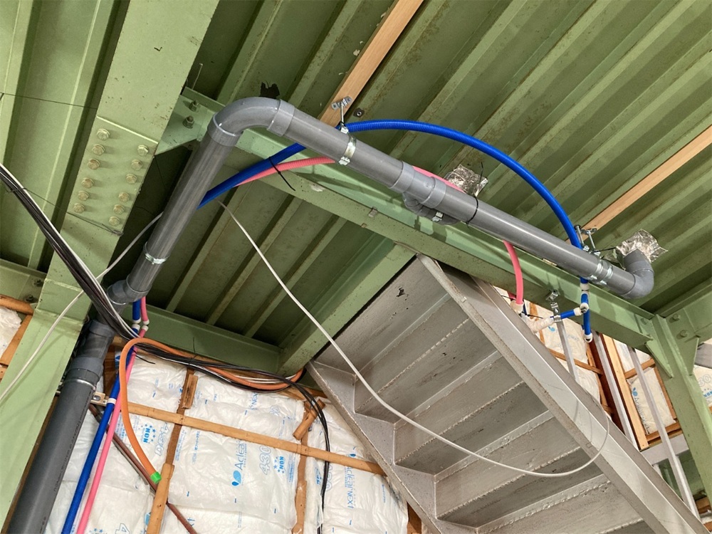 キッチンや浴室などの設備配管工事が進む鉄骨造住宅のリノベーション現場