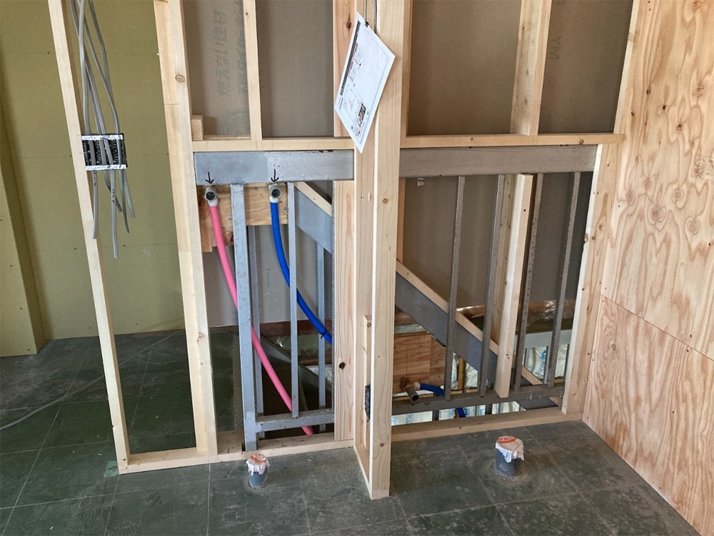 階段まわりに給排水配管を施工し住まいの形が見えてきた工事中の様子