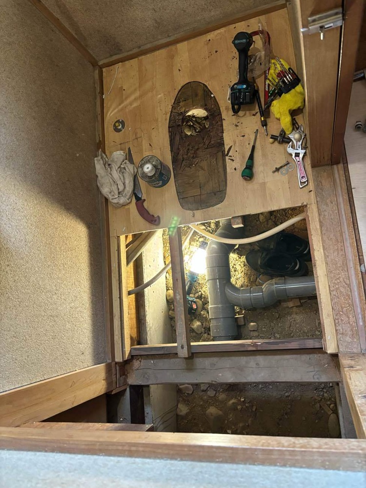 床を開口し、既存配管を改修して新しいトイレ用の配管を設置している様子。静岡市のトイレリノベーション工事です。